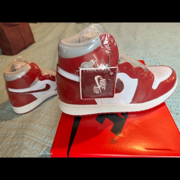 Women’s Air Jordan 1 Retro High OG Sneaker. Red. Sizes: 5.5x2 left. NWT. - Picture 9 of 12